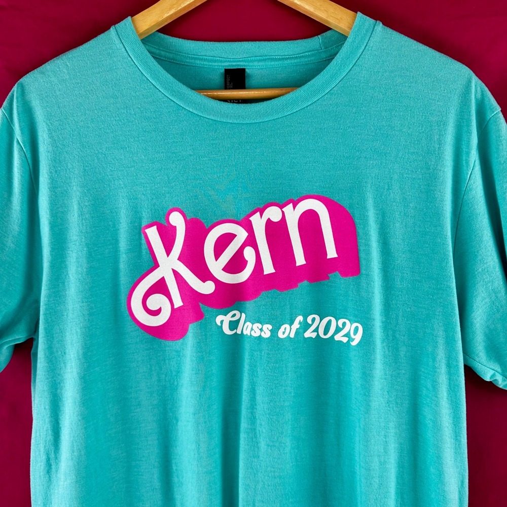 Kern Class of 2029 T-Shirt Graphic Tee Medium Barbie Ken Students‎ Designers